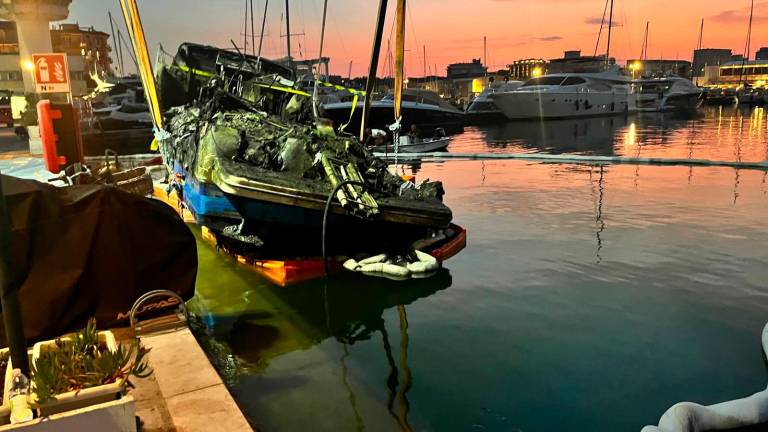 Recuperate tutte e quattro le barche affondate dopo il rogo al porto di Cervia