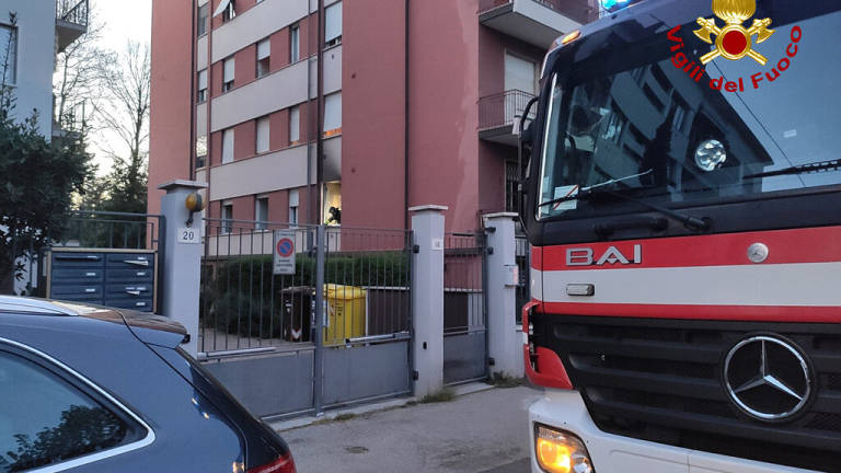 Forlì, incendio in appartamento
