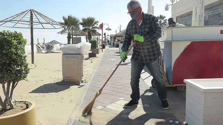 Rimini: i bagnini ci credono, già tutti al lavoro in spiaggia VIDEO