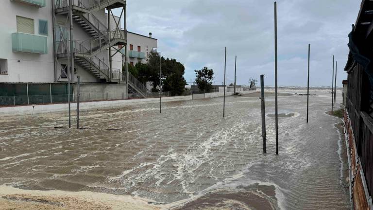 Strada allagata a Cesenatico (Foto Gianmaria Zanotti)