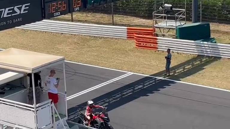 Voi vi stendereste lì sotto? Spettacolo da brividi con gli stuntmen a Misano VIDEO
