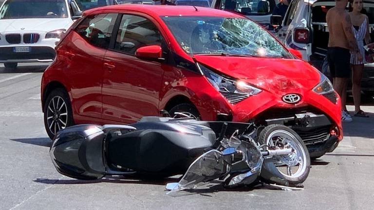 Rimini. Auto contro scooter: ferito grave portato in elisoccorso a Cesena