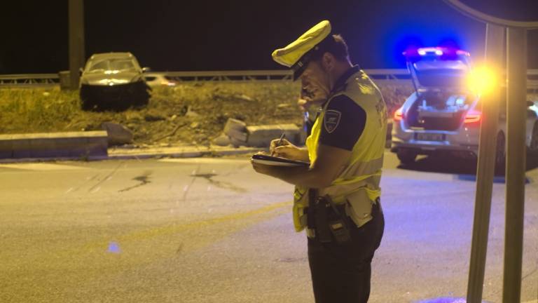 Ravenna, pauroso incidente nella notte: auto si schianta contro il muro della rotonda