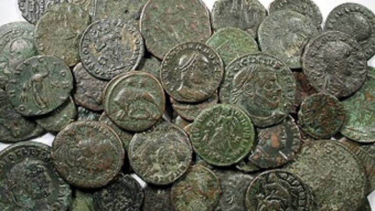 Riccione, vende monete storiche false al banco dei pegni: scoperto truffatore seriale