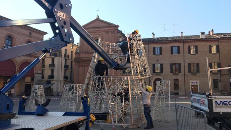 Imola, si monta l'albero di Natale al centro della piazza Matteotti