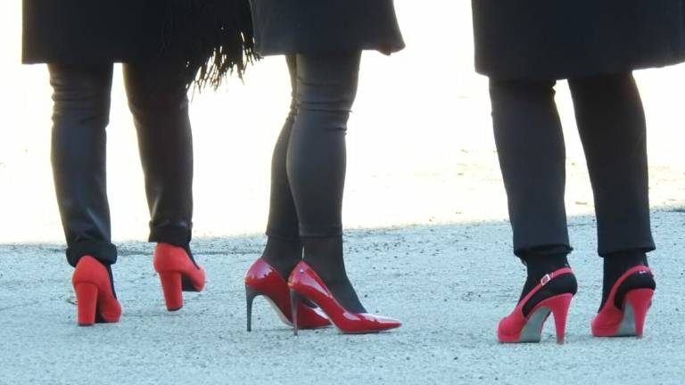 Faenza, le amiche di Ilenia ai funerali con le scarpette rosse - Video e foto