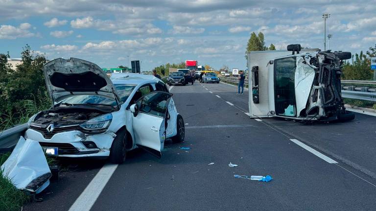 Savignano Mare, terribile incidente sull’Adriatica, cinque feriti: due sono gravi VIDEO GALLERY