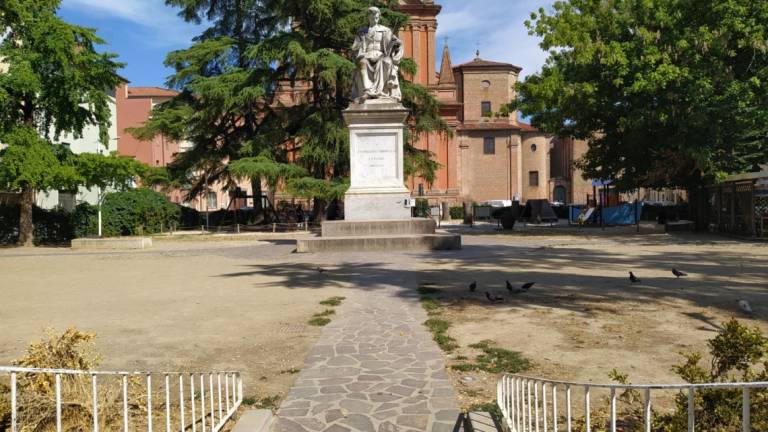 Faenza, due minori danneggiano la statua di Torricelli