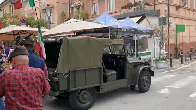 Rimini, l'allegria contagiosa degli Alpini verso la sfilata di domenica VIDEO