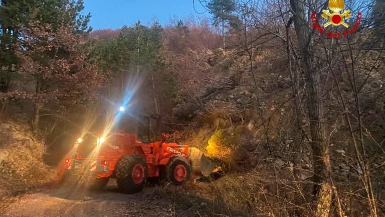 Civitella, famiglia isolata da una frana: i Vigili del Fuoco aprono un varco VIDEO