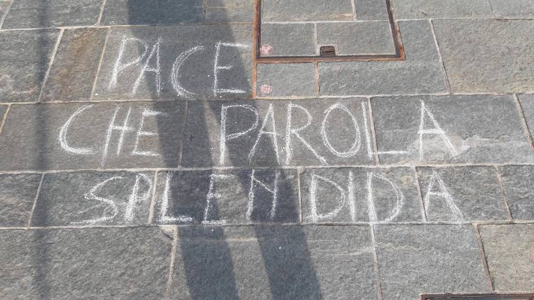 Cesena, bimbi e genitori con Mariangela Gualtieri fanno la “rivoluzione dei gessetti” per Gaza con 200 frasi e disegni sulle piazze davanti alla biblioteca