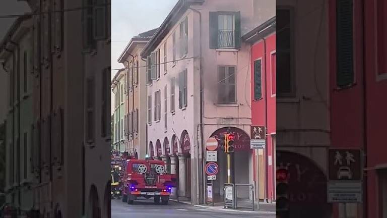 Cesena, casa a fuoco: 4 persone evacuate dalle finestre VIDEO