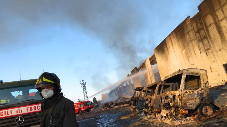 Incendio Faenza, cinque persone al pronto soccorso per irritazioni