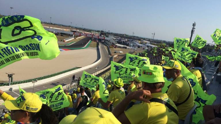 MotoGp, la festa in tribuna dei tifosi di Valentino - VIDEO