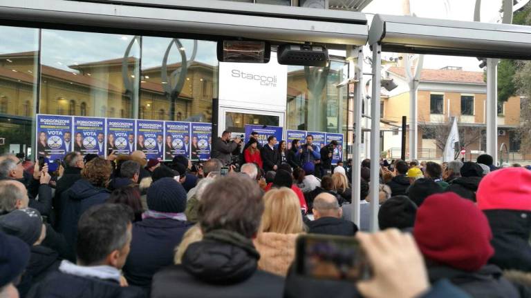 Salvini a Cattolica: slogan, selfie e attacchi al Pd - I VIDEO