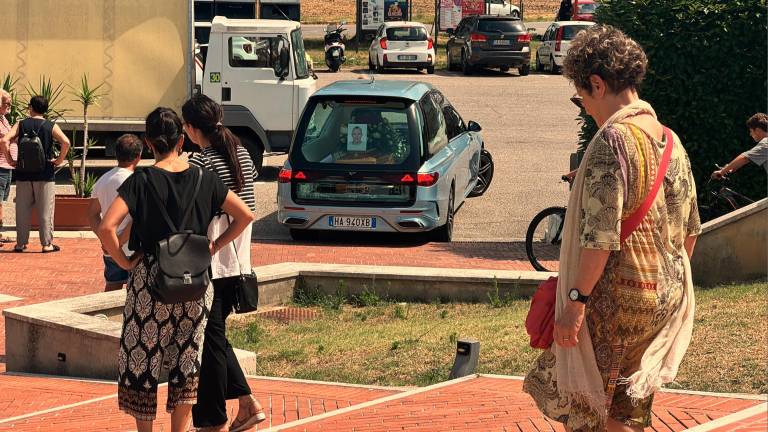 Cesena, l’ultimo straziante saluto a Lorenzo Montalti: folla ai funerali dell’operaio FOTOGALLERY
