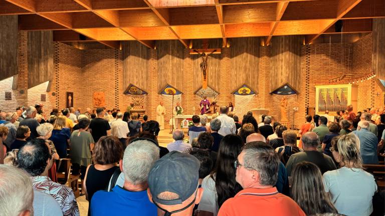 Cesena, l’ultimo straziante saluto a Lorenzo Montalti: folla ai funerali dell’operaio FOTOGALLERY
