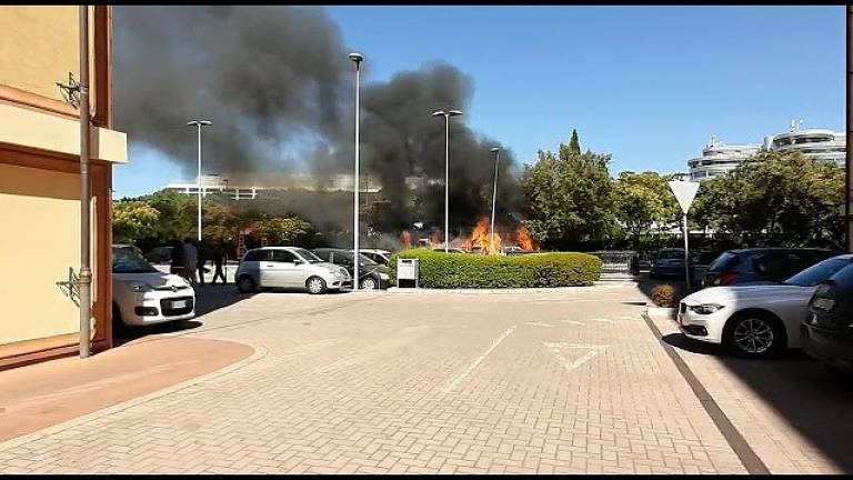 Rimini. Incendio al Leon Battista Alberti: distrutte due auto e un furgone