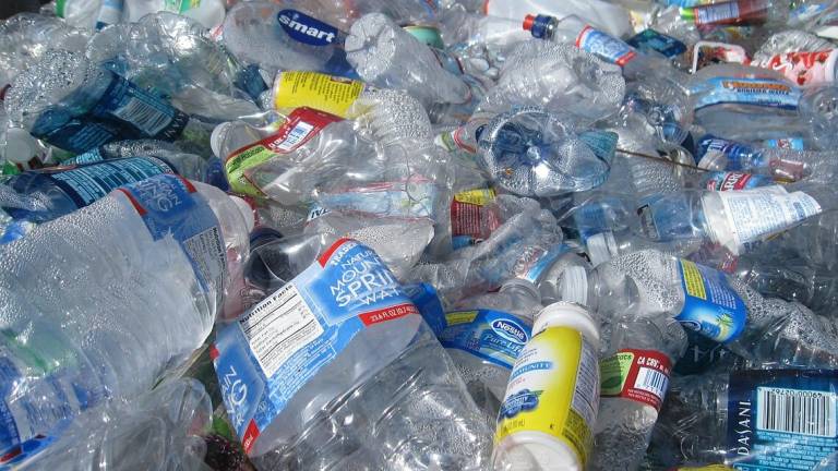 Il report di Hera: bere acqua del rubinetto evita il consumo di 284 milioni di bottiglie di plastica