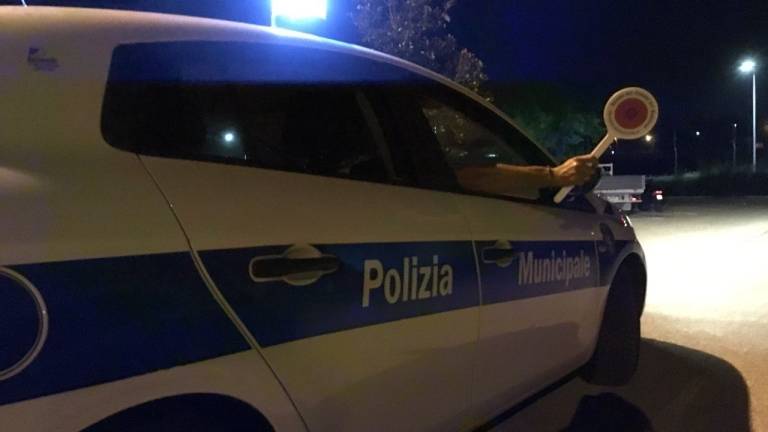 Non si ferma all'alt: ubriaco inseguito fin sotto casa a Cesena