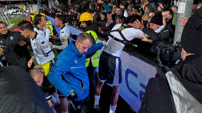 Andrea Ciofi festeggia il gol del 3-2 di Gianluca Frabotta con Matteo Francesconi e Riccardo Ciervo (Zanotti)