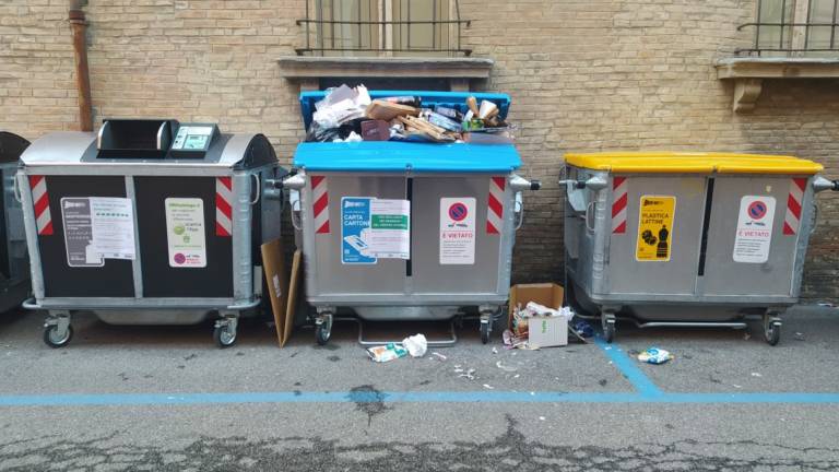 Faenza, raccolta rifiuti: aumenteranno contenitori, passaggi e controlli