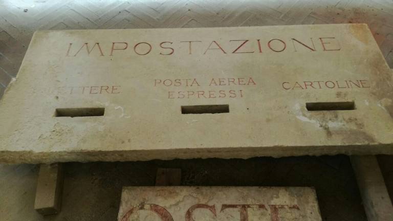 Rimini, ritrovata una targa dello storico ufficio postale