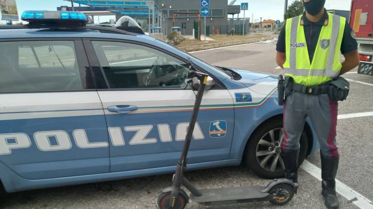 In autostrada col monopattino da Rimini a Cesena: sanzionato