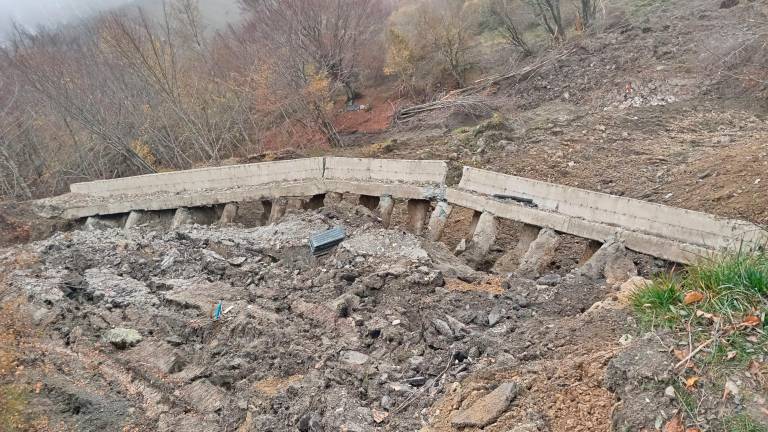 Il piano viabile ora è completamente franato