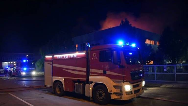 Spaventoso incendio distrugge un capannone con sei attività a Rimini
