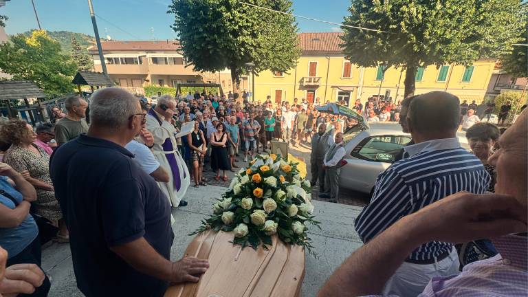 Cesena, l’ultimo saluto a De Santi: la maglia gialla di Pantani sul feretro FOTOGALLERY