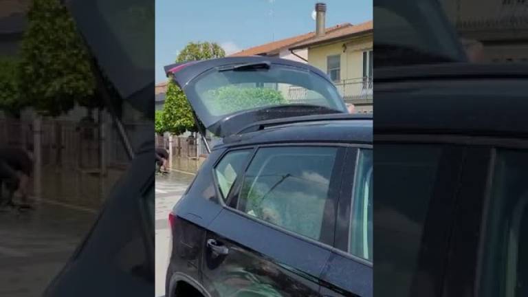 Allagamenti a Ravenna, la lotta degli abitanti di via Canalazzo contro l'acqua