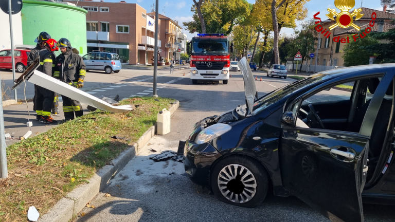 Forlì, abbatte con l'auto l'insegna di un distributore in viale Roma