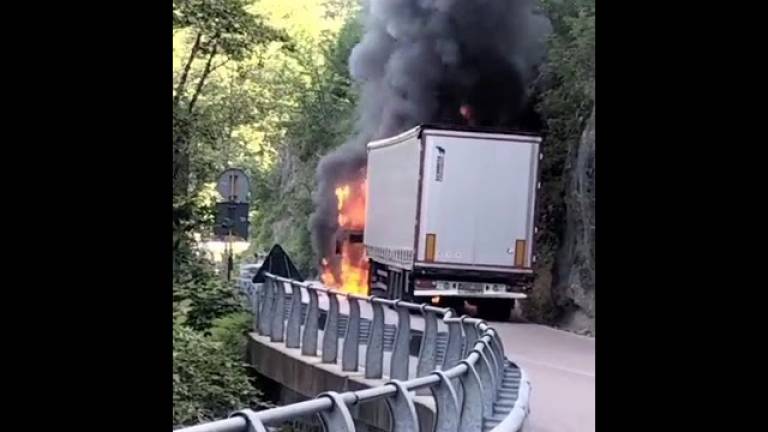 A fuoco un camion carico di miele: chiuso il passo dei Mandrioli - VIDEO