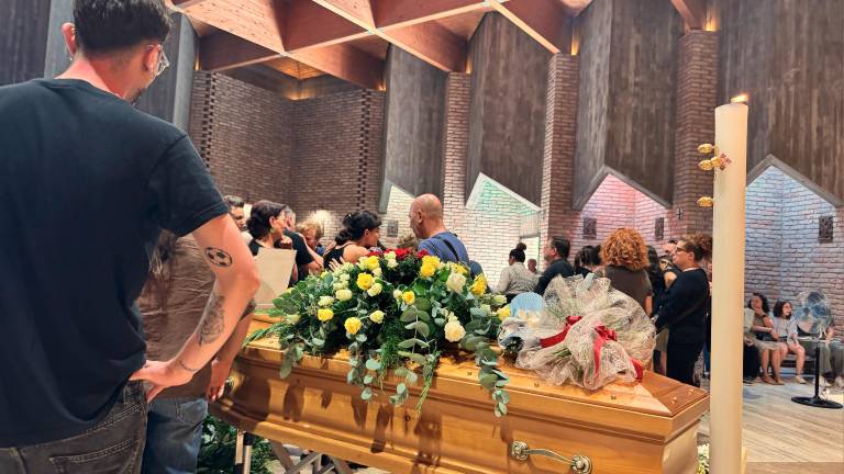 Cesena, l’ultimo straziante saluto a Lorenzo Montalti: folla ai funerali dell’operaio FOTOGALLERY
