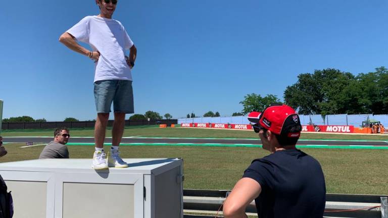 Motociclismo, Valentino Rossi a Misano si inventa la sua tribuna vip per guardare la Superbike - Gallery