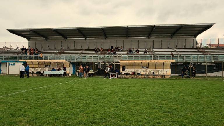 Forlimpopoli. Nuova copertura per la tribuna dello stadio