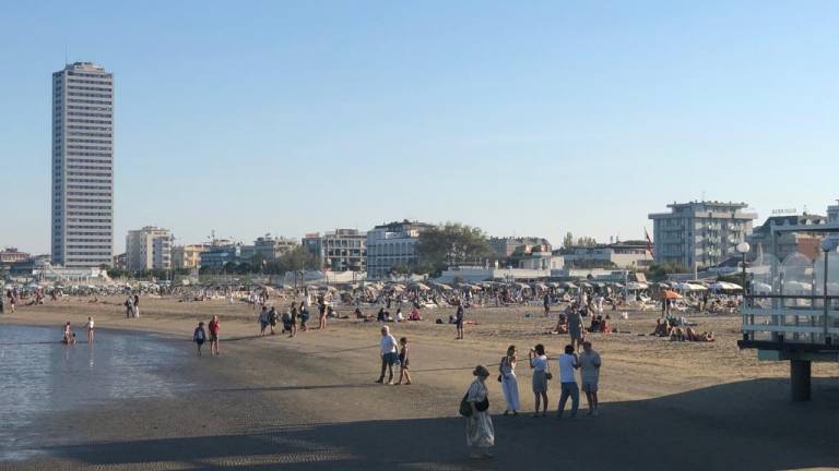 Spiagge affollate in tutta la Romagna. L'estate non finisce: sole e caldo ancora per almeno dieci giorni