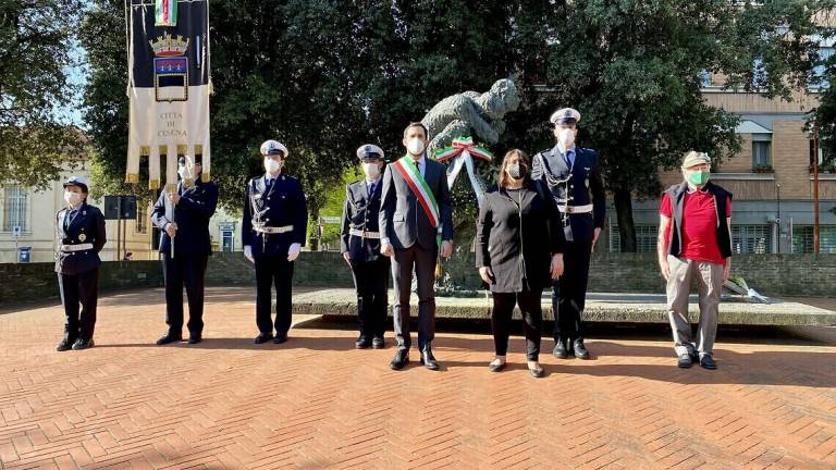Cesena, sindaco depone corona al monumento ai caduti della Resistenza