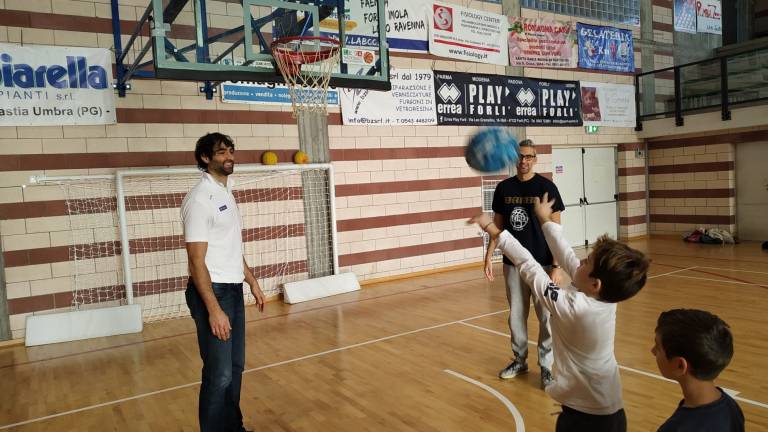 Lezione di basket per i bimbi di Bertinoro con l'Unieuro Forlì