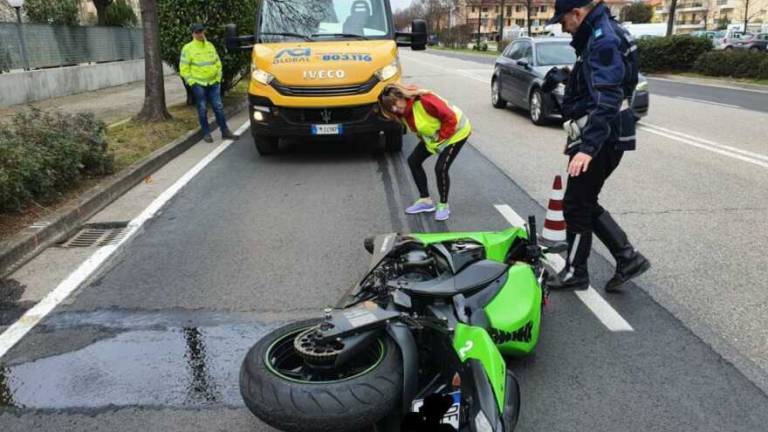 Schianto a Rimini: cade dalla moto e muore a 56 anni