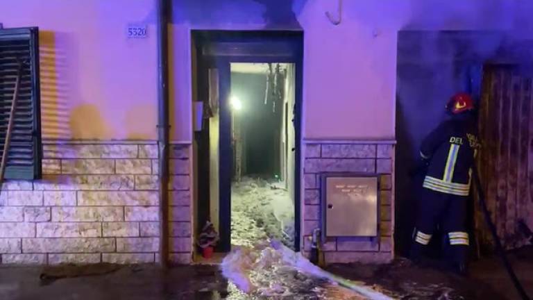 Incendio in una casa a Macerone di Cesena: ferito il proprietario, morto il gatto e danni ingenti - VIDEO