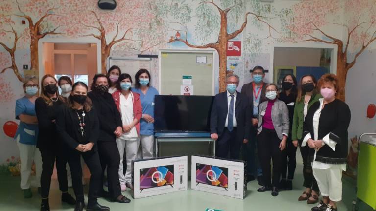 Faenza, dalle Consorti del Rotary Club tre televisori a Pediatria
