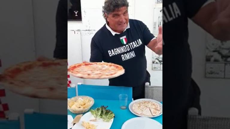 Calcio C, il bagnino d'Italia al Rimini: Con questa pizza andate in gol VIDEO