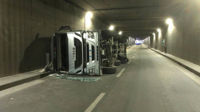 Cesena, incidente: camion si ribalta nel tunnel, Secante chiusa in direzione nord VIDEO GALLERY