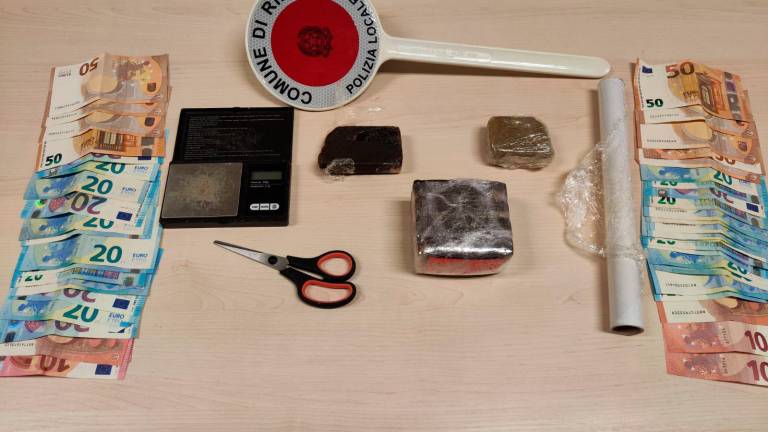 Rimini, perquisito davanti ai genitori, consegna 6 etti di hashish alla Polizia: 17enne denunciato per spaccio