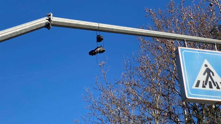 Shoefiti: scarpe appese sulla via Cervese a Cesena