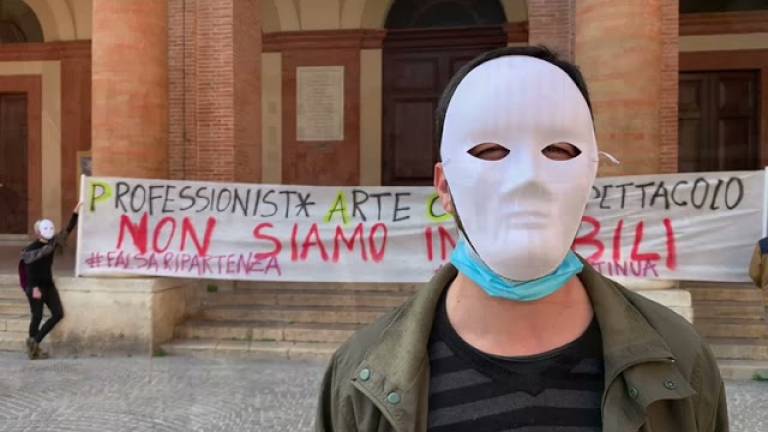 Rimini, lavoratori dello spettacolo protestano in piazza / VIDEO