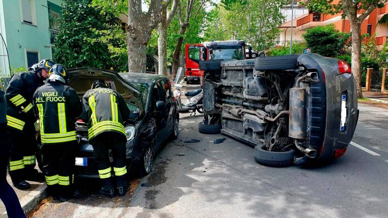 Rimini, incidente: con l’auto si ribalta su un fianco in via Rimembranze - Gallery
