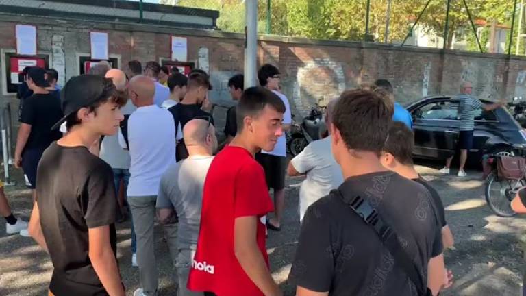 Calcio C, Rimini: febbre da derby, la fila dei tifosi per un biglietto VIDEO GALLERY